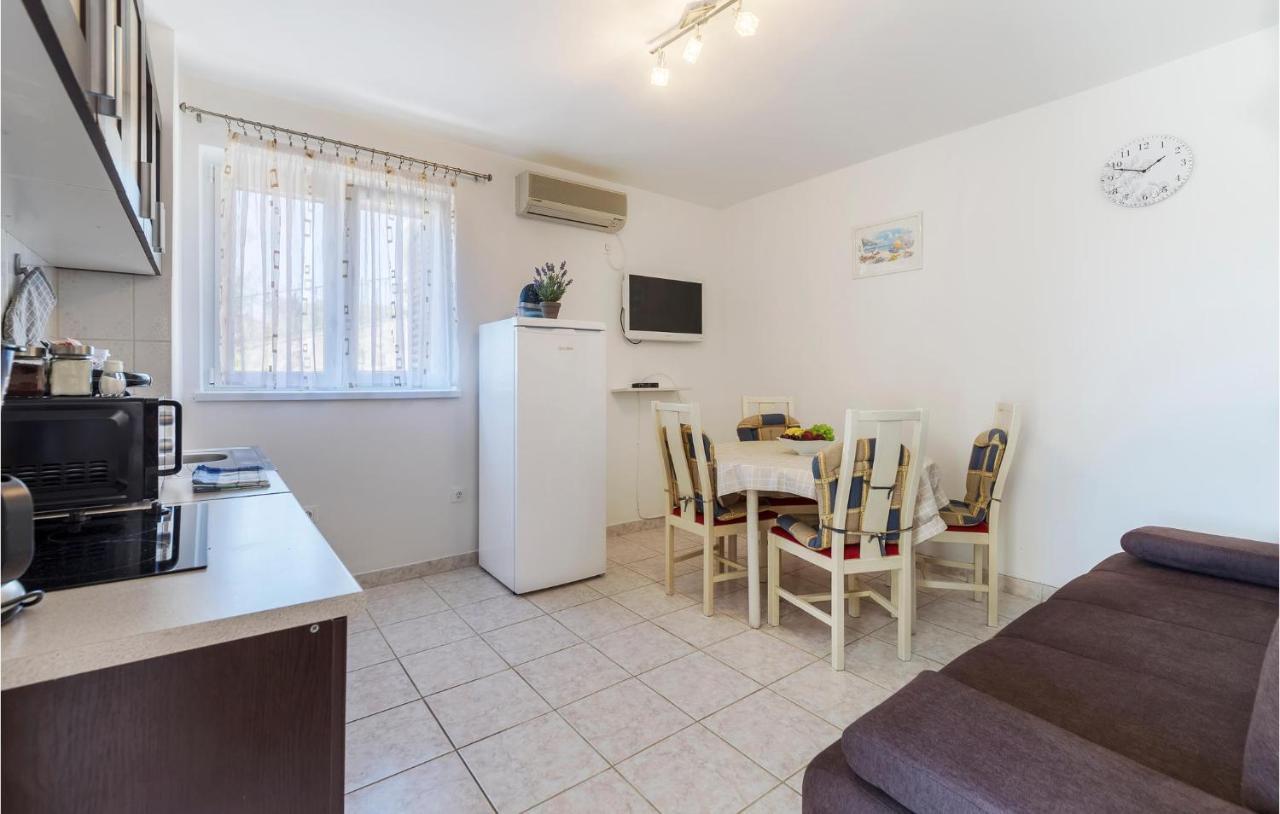 Cozy Apartment In Pula With Kitchen Exteriör bild